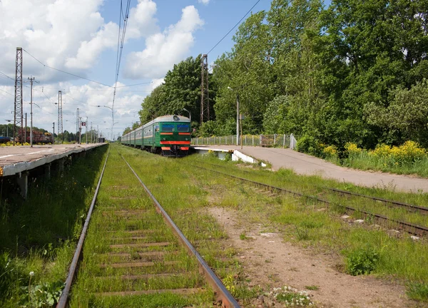 Elektrische lokale trein op het platform op het platteland — Stockfoto