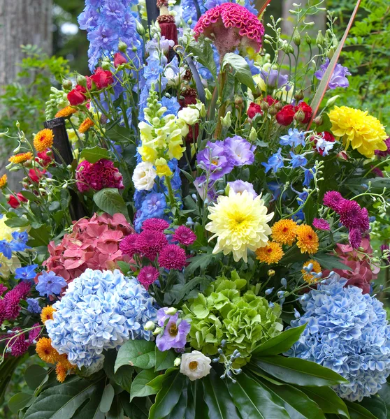 Ljusa multicolor bukett gjord av olika blomma — Stockfoto