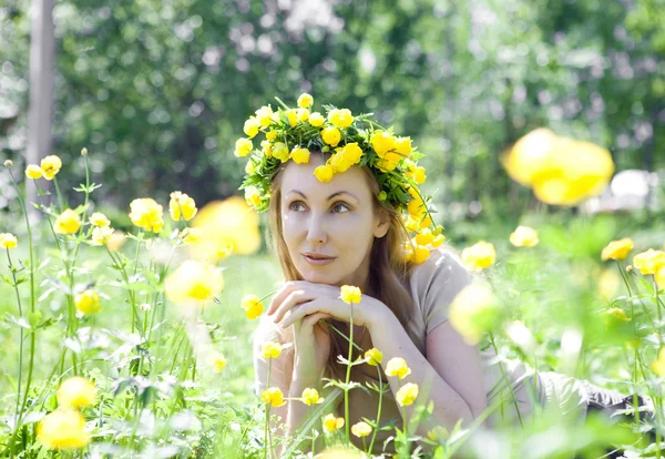 年轻漂亮的女人在一个花圈从金莲花天然领域 — 图库照片