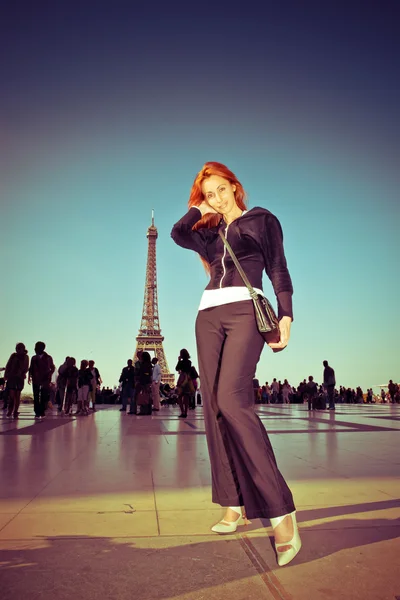 A gyönyörű fiatal nő ellen tour Eiffel, retro hatású — Stock Fotó