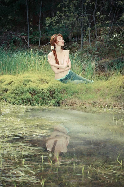 女孩坐在木湖，一个复古的效果与银行 — 图库照片