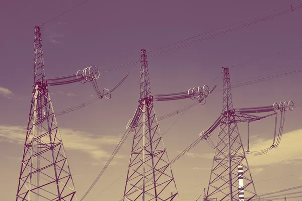 Linha de alta tensão de transmissões de eletricidade, com um efeito retro — Fotografia de Stock