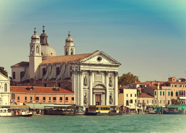 Grand Canal mit Booten und Basilika Santa Maria della Salute, Venedig, Italien, mit Retro-Effekt — Stockfoto