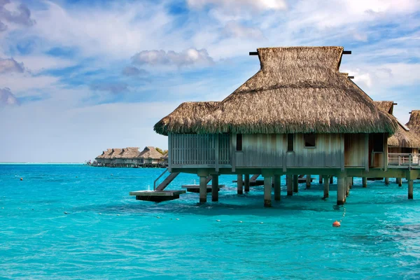 Huizen op palen op zee. Maldiven. — Stockfoto