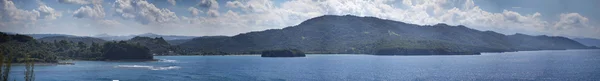 Jamaïque. La mer dans la journée ensoleillée et les montagnes, panorama — Photo