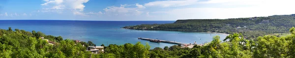 Jamajka. morze w słoneczny dzień i góry, panorama — Zdjęcie stockowe