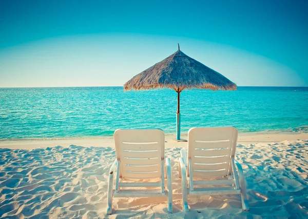 Άδειο παραλία καρέκλα πριν από τον ωκεανό, με ένα αναδρομικό αποτέλεσμα — Φωτογραφία Αρχείου