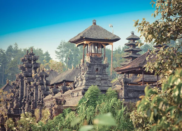Starożytna świątynia na zboczu wzgórza. Indonezja. Bali., z efektem retro — Zdjęcie stockowe