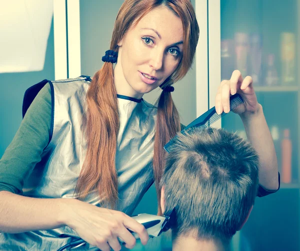 Hübsche Friseurin schneidet Kundin, mit Retro-Effekt — Stockfoto