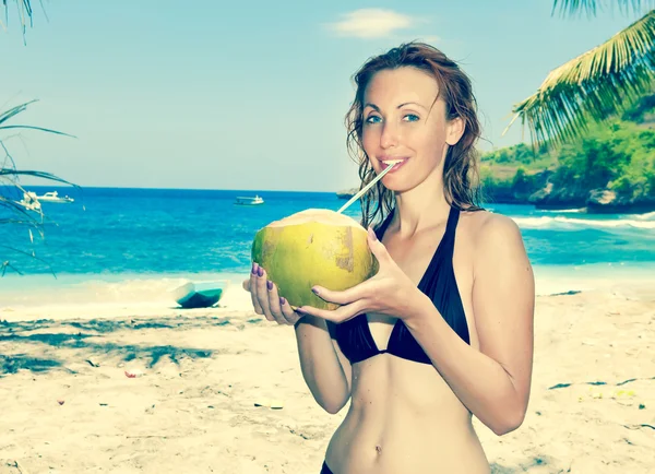 레트로 효과 함께 바다의 배경에 코코넛 아름 다운 소녀 — 스톡 사진