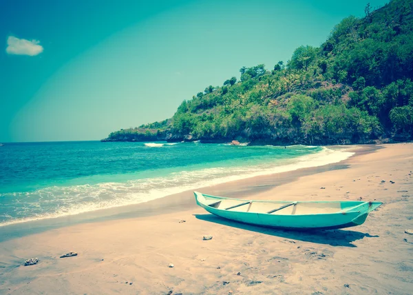 Indonesia. ¡Bali! Barco nacional tradicional en una costa oceánica, con un efecto retro — Foto de Stock