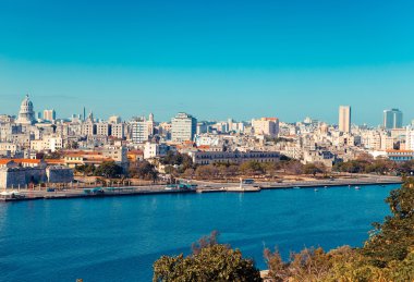 Havana. retro efektli morro'nın kale yuvasından ile eski şehir görüntüsü