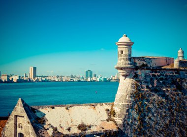 Havana. retro efektli morro'nın kale yuvasından ile eski şehir görüntüsü