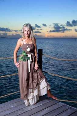 denize ahşap platform üzerine güzel bir genç kadın