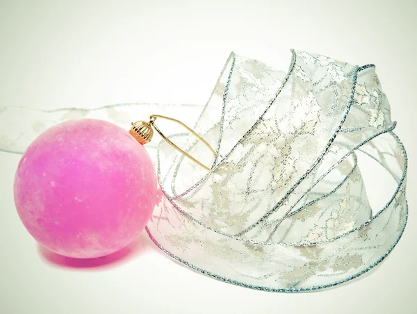 Pallone di Capodanno vellutato rosa e fili di lame eleganti, con un effetto retrò — Foto Stock