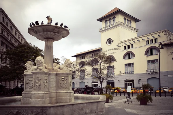 Cuba. Old Havana. Sierra Maestra Havana and fountain of lions on San Francisco Square,with a retro effect — Stock Photo, Image