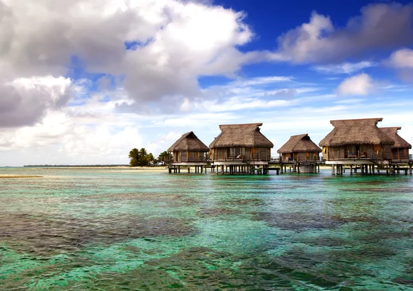 Casas sobre el agua de mar tranquila transparente — Foto de Stock
