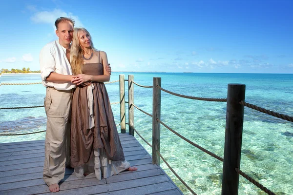 恩爱的夫妻，在海上热带岛屿上的木制平台上 — 图库照片