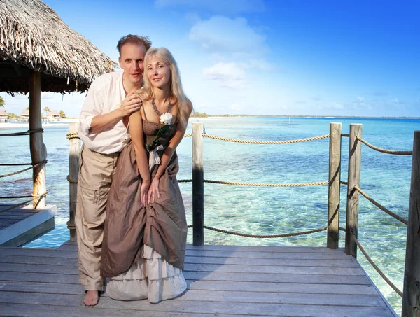 恩爱的夫妻，在海上热带岛屿上的木制平台上 — 图库照片