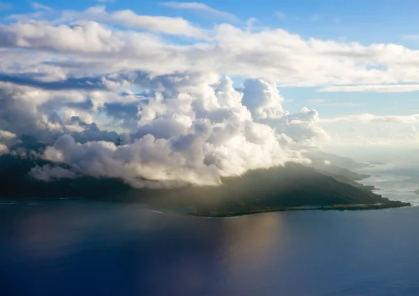 공중에서 본 모습. 해질 녘에 바다에 떠 있는 산의 실루엣. — 스톡 사진