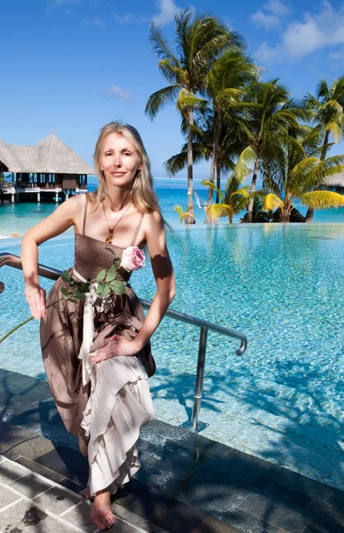 Die junge Frau in einem langen Kleid an einem tropischen Strand. — Stockfoto