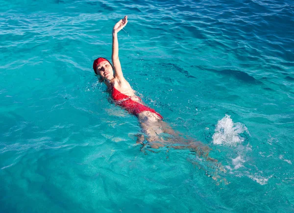 The sports girl swims in the sea — Stock Photo, Image