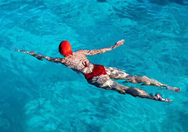 体育的女孩在海里游泳 — 图库照片