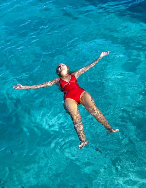 La chica deportiva nada en el mar — Foto de Stock