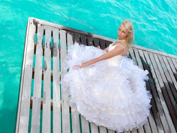 Nevěsta na dřevěné plošině nad mořem — Stock fotografie