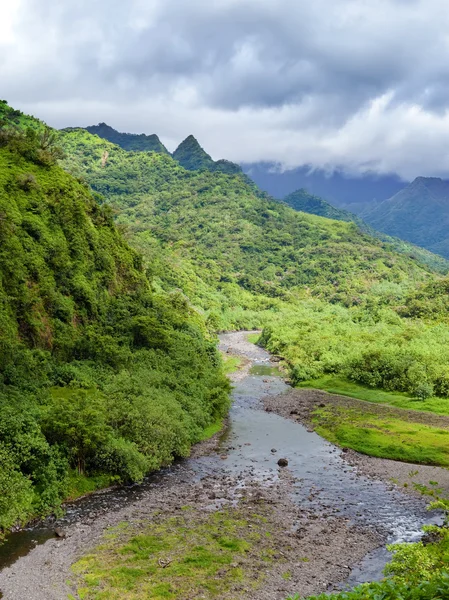 タヒチ。ポリネシア。山の風景の上の雲 — ストック写真