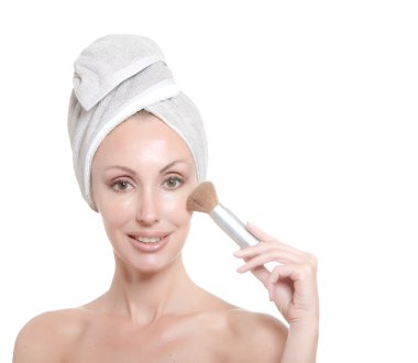 güzel genç kadın kozmetik bir fırça ile havlu içinde