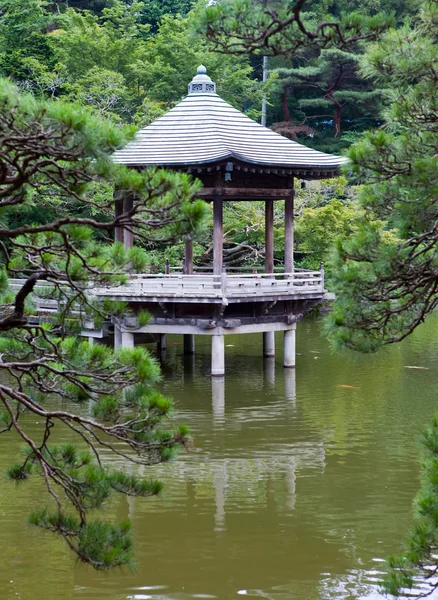 日本。成田。公園内の湖の上のパビリオン — ストック写真