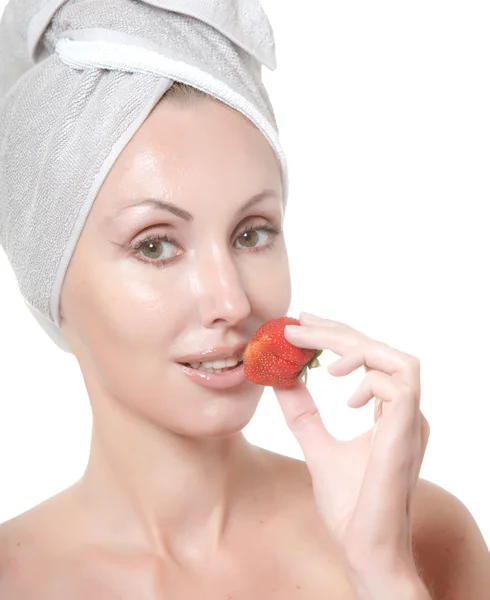 Mooie jonge vrouw in handdoek, met een cherry berry — Stockfoto