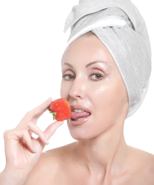 Mooie jonge vrouw in handdoek, met een cherry berry — Stockfoto