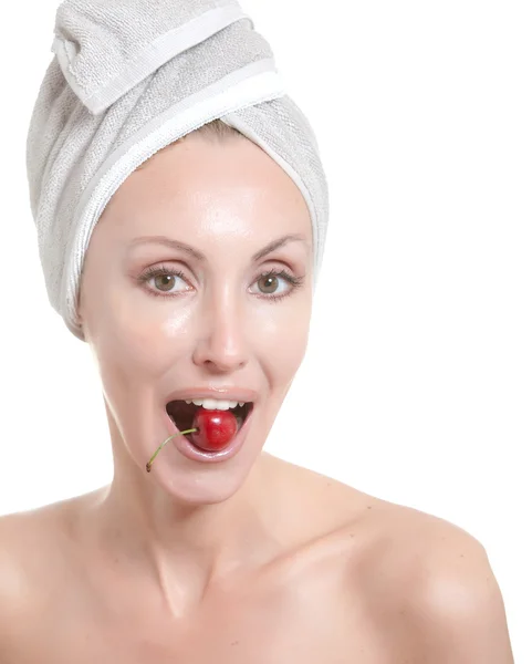 Mooie jonge vrouw in handdoek, met een cherry berry — Stockfoto