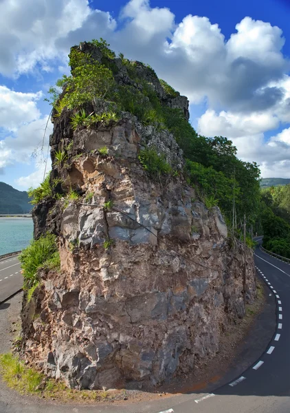 The road between hills at the lake. Mauritius. — Stock Photo, Image
