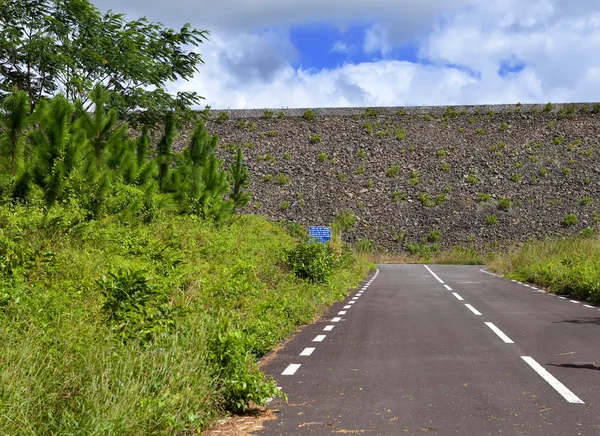 Droga na nasyp na zbiornik wody słodkiej. Mauritius — Zdjęcie stockowe