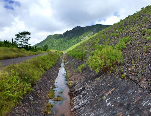 Vägen på en vall på en reservoar av färskvatten. Mauritius — Stock fotografie