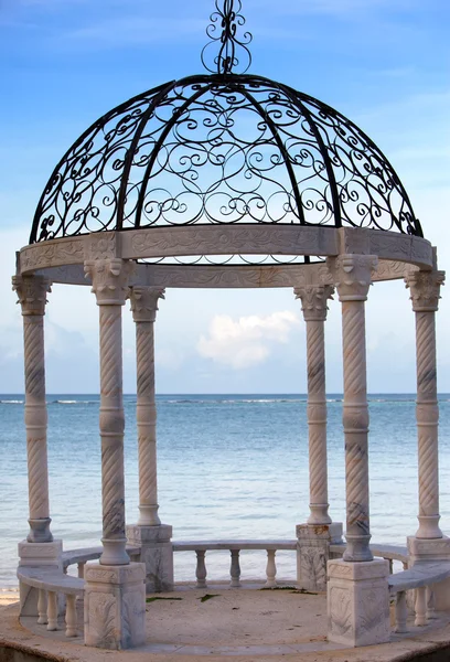 Paviljong på en strand. — Stockfoto