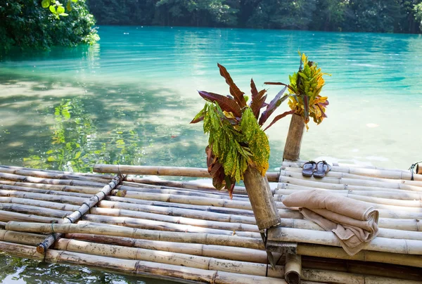 Raft na margem da lagoa azul, Jamaica — Fotografia de Stock