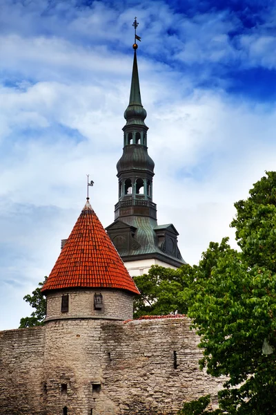 Vista sobre una torre de una muralla de la ciudad y la iglesia de San Nicolás (Niguliste). Ciudad vieja, Tallin, Estonia —  Fotos de Stock