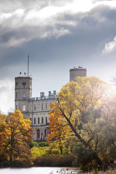 Rusland. Sint-Petersburg. Gatchina. Herfst in paleis park — Stockfoto