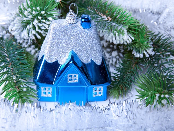 Mörk blå nyår toy små hus-idén om drömmen om eget hus i nyår — Stockfoto
