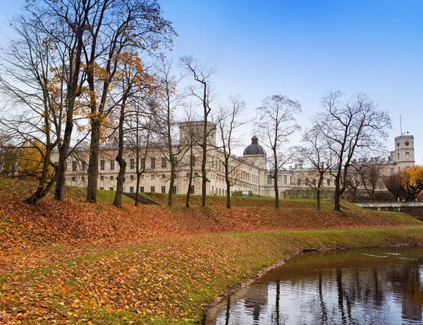 Russland. Sankt Petersburg. Gatschina. Herbst im Schlosspark — Stockfoto