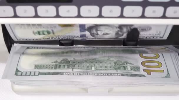 Closeup bank automatische apparatuur voor het tellen van contant geld. Wisselkoers van bankbiljetten van honderd dollar. Machine telt geld. Macro shot geldtelmachine die 100 dollar biljetten berekent. — Stockvideo