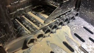 Metal testere, endüstriyel bir makinenin çelik bölümünde delikler açar. Makine mühendisliği. Tehlikeli bir iş. Metal endüstrisi