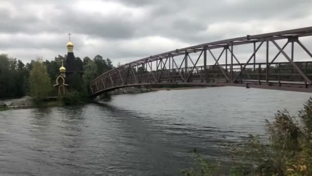 Church in the name of St. Andrew, Sunny June day. The river Vuoksa, Leningrad region — Stok video