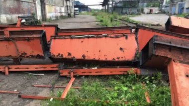 Metal, ekonominin ve sanayi sektörünün tahrip edilmesi için gaz kesicinin kestiği gantry vanası çalışıyor..