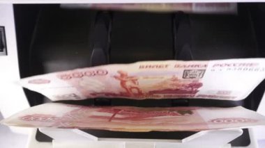 Elektronik para sayma makinesi Rusların beş bininci ruble banknotlarını sayıyor. Yavaş çekim.