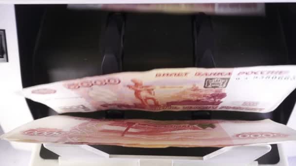 電子マネーカウンターマシンは、ロシアの5千ルーブル銀行券をカウントしています。スローモーション — ストック動画